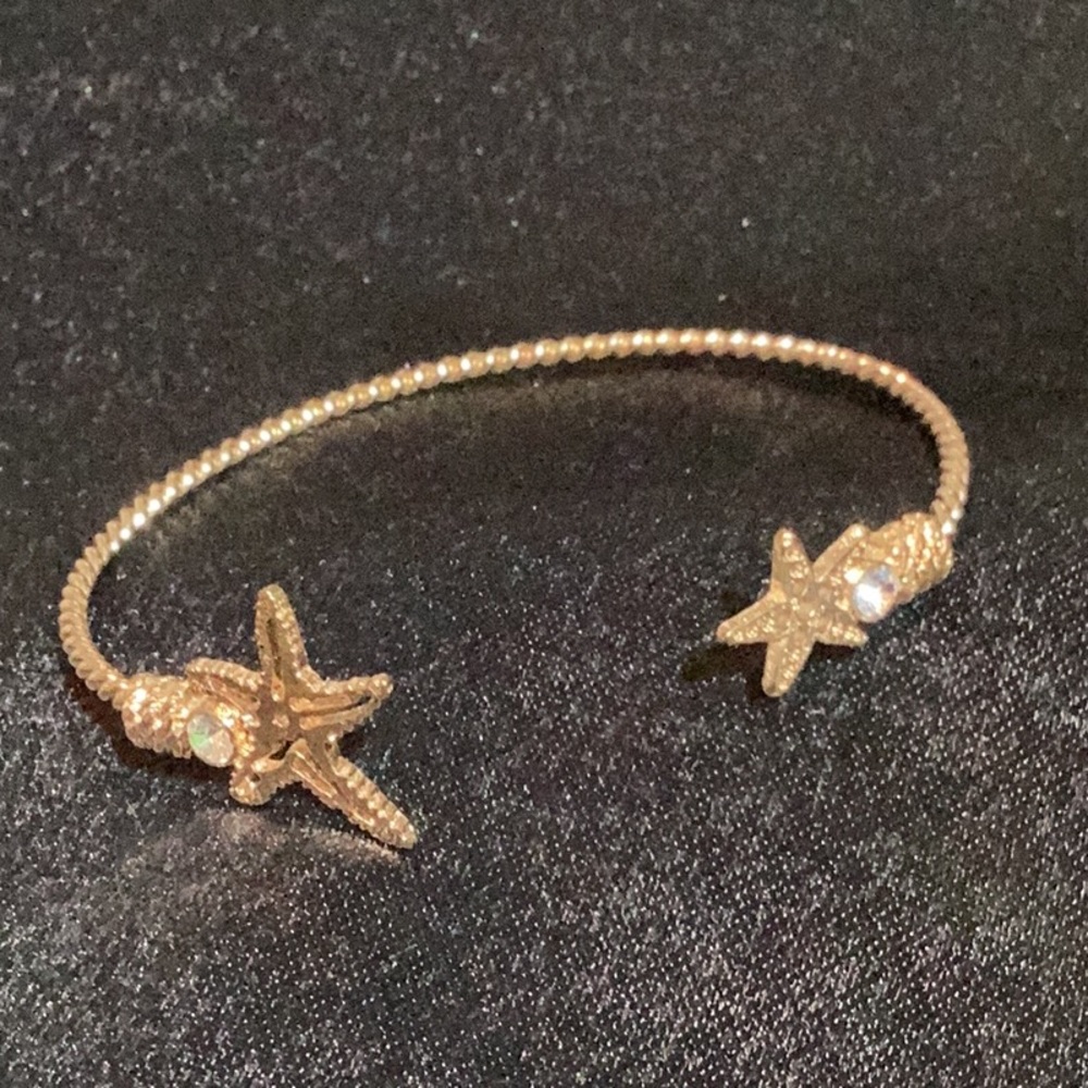 Starfish accented by rhinestones on an open cuff, flexible bracelet, gold tone - Picture 4 of 10